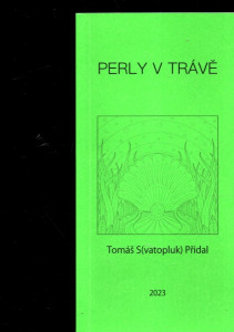 Perly v trávě